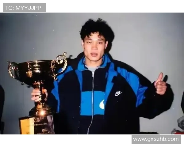 足球传奇岁月长河中服役最长的明星球员回顾与成就分析